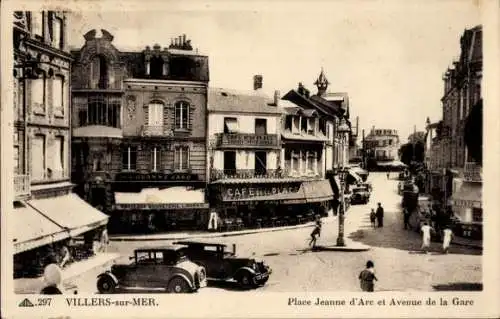 Ak Villers sur Mer Calvados, Place Jeanne d’Arc und Avenue de la Gare, Café de la Place