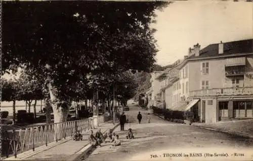 Ak Thonon les Bains Haute Savoie, Straßenpartie im Ort, Café