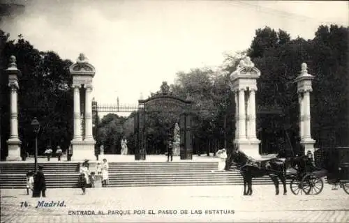 Ak Madrid Spanien, Eingang zum Park entlang des Paseo de las Estatuas