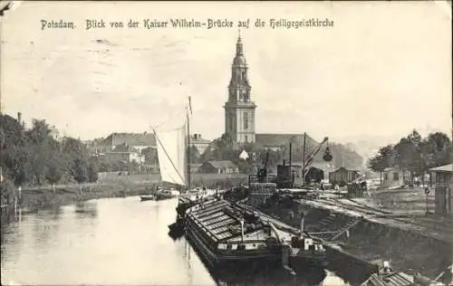 Ak Potsdam in Brandenburg, Blick von Kaiser Wilhelm Brücke auf Heiligegeistkirche, Lastkahn