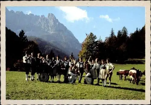 Ak Schauspieler und Sänger Schuhplattlergruppe Hauser, Gruppenportrait, Bergpanorama, Kühe