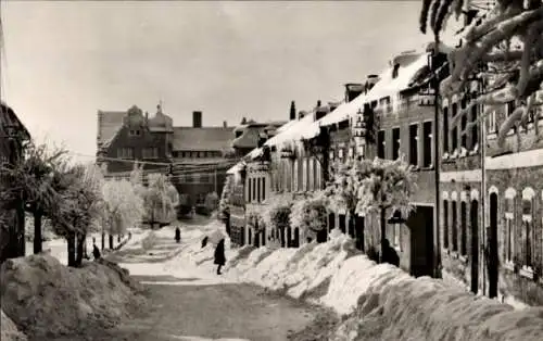 Ak Schöneck im Vogtland, Dr. Külz Straße mit Rathaus, Winter