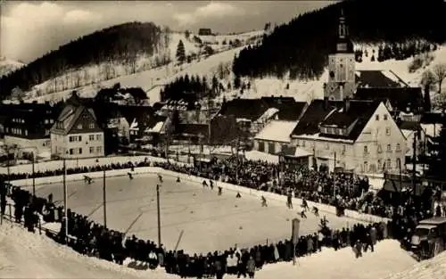 Ak Geising Altenberg im Erzgebirge, Eis-Stadion im Winter, Kirche, Zuschauer