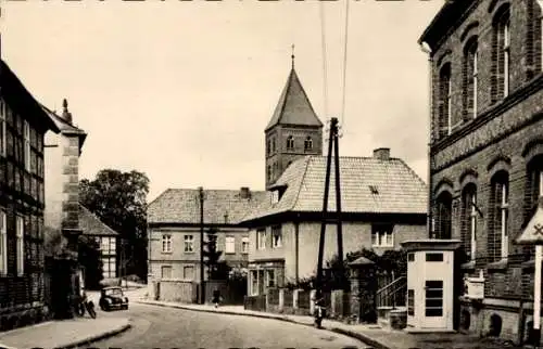 Ak Diesdorf in Sachsen Anhalt, Alte Häuser und Kirche in der Poststraße