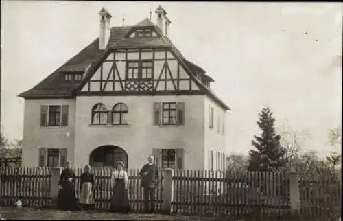 Foto Ak Berlin Zehlendorf Dahlem, Familie vor einer Villa