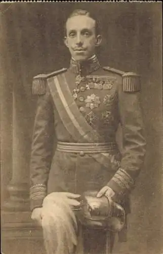 Ak König Alfons XIII. von Spanien, Portrait in Uniform, Orden