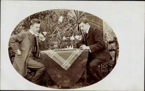 Foto Ak Zwei Männer spielen Schach