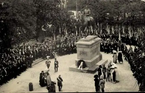 Foto Ak Adel Hohenzollern-Sigmaringen, Adlige, Fest, Denkmal, Kranz