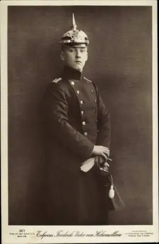 Ak Erbprinz Friedrich Viktor von Hohenzollern Sigmaringen, Portrait in Uniform, Pickelhaube