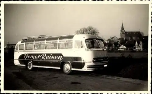 Foto Ak Kettwig Essen im Ruhrgebiet, Cremer Reisen Mercedes Reisebus, Kirche