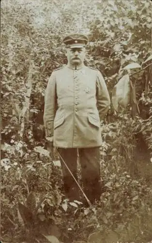 Foto Ak Deutscher Soldaten in Uniform, Porträt, Garten