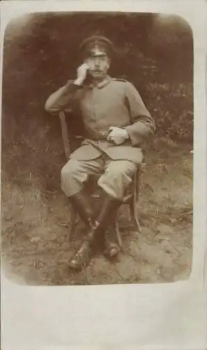 Foto Ak Deutscher Soldat in Uniform, Sitzporträt