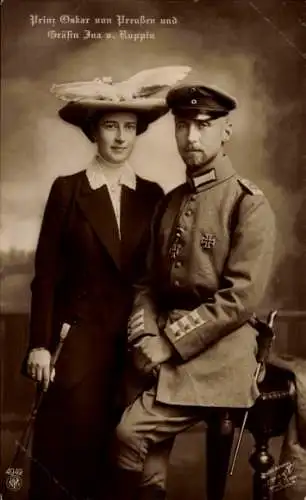 Ak Oskar Prinz von Preußen, Gräfin Ina Marie, Portrait, Uniform, Eisernes Kreuz