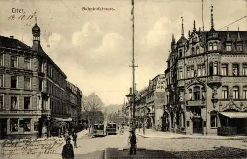 Ak Trier an der Mosel, Bahnhofstraße, Geschäfte, Passanten