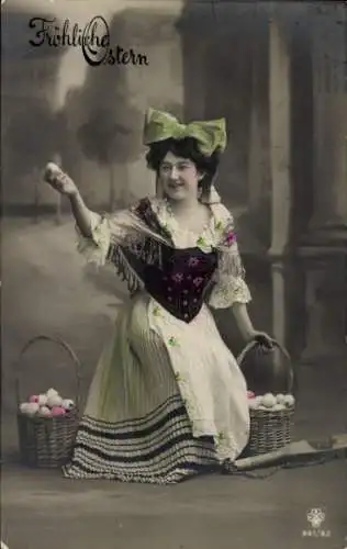 Ak Glückwunsch Ostern, Frau in Tracht, Körbe, Ostereier