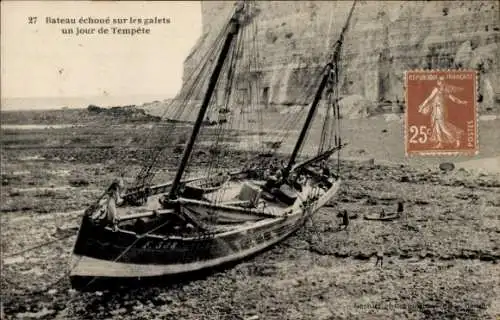 Ak Bateau echoue sur les galets un jour de Tempete, Felsen