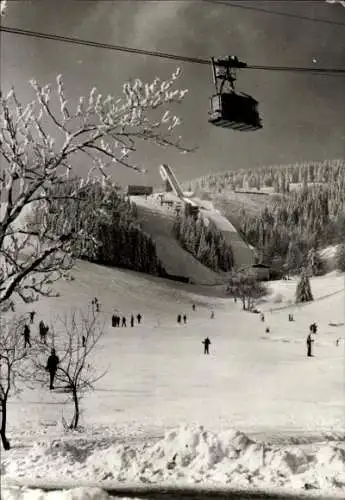 Ak Oberwiesenthal im Erzgebirge, Schwebebahn, Blick zur großen Sprungschanze, Winter