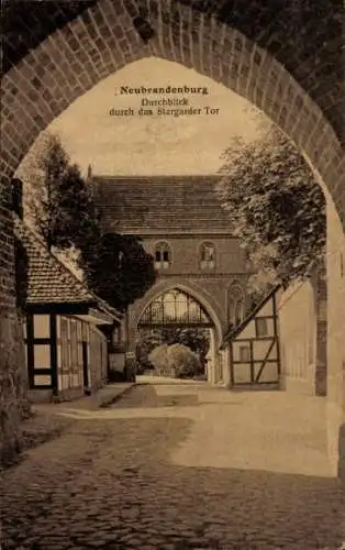 Ak Neubrandenburg in Mecklenburg, Stargarder Tor, Durchblick