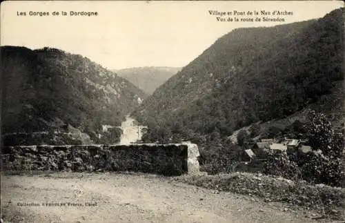 Ak Les Gorges de la Dordogne Frankreich, Village et Pont de la Nau d'Arches, la route de Serandon