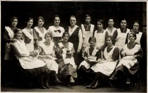 Foto Ak Ludwigsburg in Württemberg, Haushaltungsschule, junge Frauen in Schürzen, Kaffeemühle