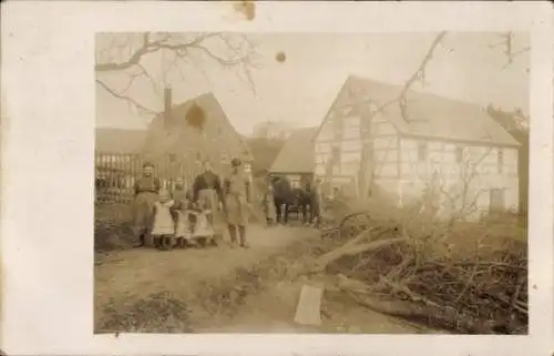 Foto Ak Langenau Gersdorf Hartha in Sachsen, Fachwerkgebäude, Anwohner