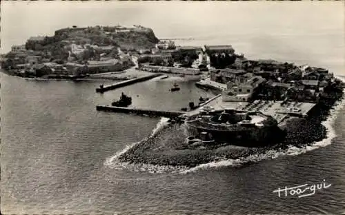 Ak Ile de Gorée Senegal, Blick auf die Insel mit Meer, Fliegeraufnahme