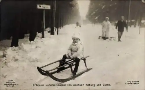 Ak Erbprinz Johann Leopold von Sachsen Coburg Gotha, Kinderportrait auf einem Schlitten