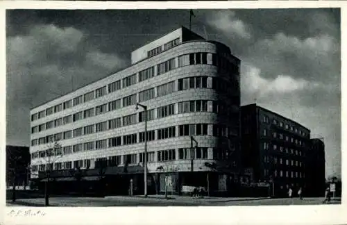 Ak Gdynia Gotenhafen Pommern, Blick auf das Cafe Berlin, Straßenansicht