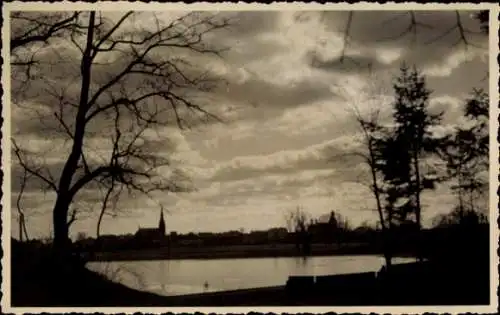 Foto Ak Czerniejewo Schwarzenau Polen, Durchblick, Abendstimmung, Kirche