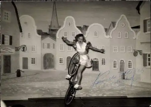 Ak Schauspielerin Miss Pamela Olliver, Portrait als Queen of the bicycle, Autogramm