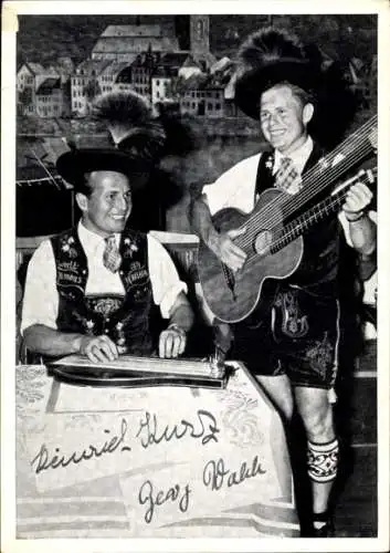 Ak Musikerduo mit Musikinstrumenten, Zither und Kontragitarre, Lederhosen, Hut, Autogramm