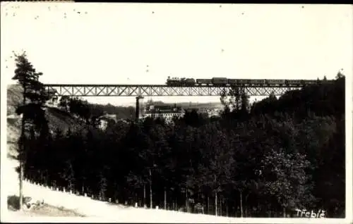 Foto Ak Třebíč Trebitsch Region Hochland, Brücke mit Eisenbahn