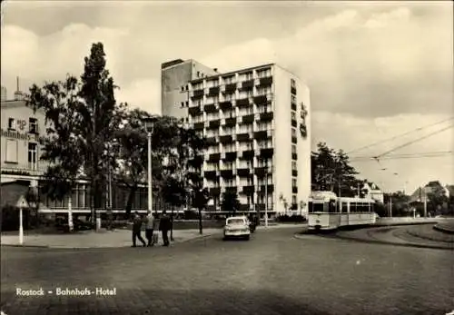 Ak Rostock in Mecklenburg, Bahnhofs-Hotel, Straßenbahn