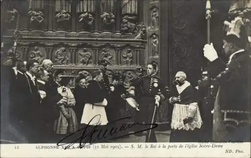 Ak Paris, König Alfons XIII. von Spanien mit Geistlichen vor der Kirche Notre Dame, 1905