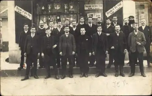 Foto Ak Männer stehen vor einem Postkarten-Laden, Gruppenfoto
