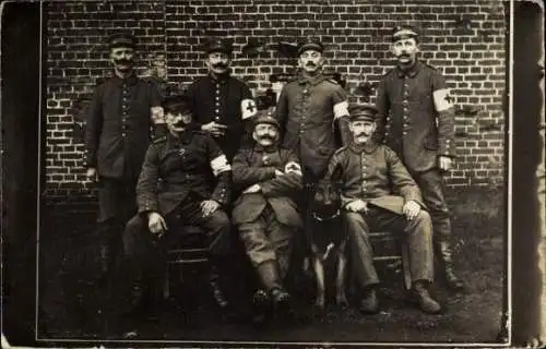 Foto Ak Deutsche Soldaten in Uniformen, Sanitäter