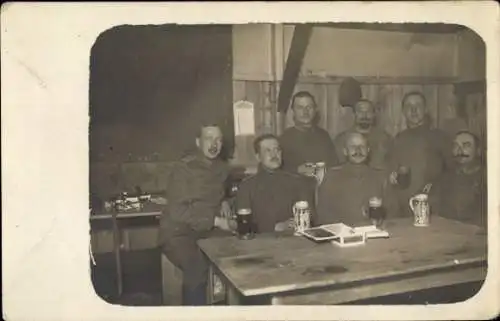 Foto Ak Frankreich, Deutsche Soldaten in Uniformen in der Stube, Bierkrüge, I WK