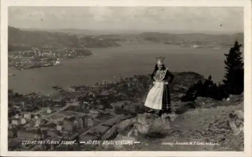 Ak Bergen Norwegen, Frau in Tracht, Panoramablick