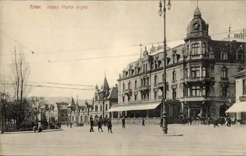 Ak Trier in Rheinland Pfalz, Hotel Porta nigra, zentraler Platz mit Laterne, Passanten