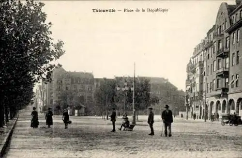 Ak Thionville Diedenhofen Lothringen Moselle, Place de la Republique