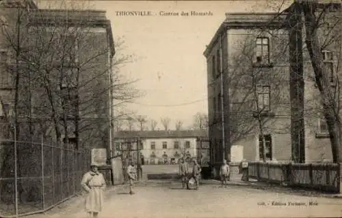 Ak Thionville Diedenhofen Lothringen Moselle, Caserne des Hussards