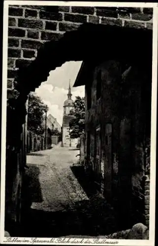 Ak Lübben im Spreewald, Blick durch die Stadtmauer