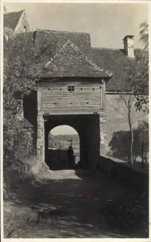 Ak Lohr am Main Unterfranken, Teilansicht, Torbogen, Person