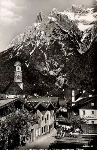 Ak Mittenwald in Oberbayern, Straßenpartie gegen Karwendelgebirge