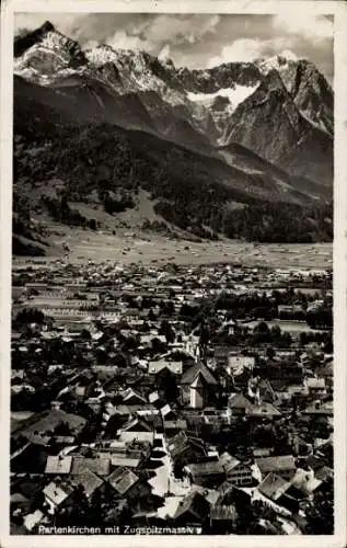 Ak Garmisch Partenkirchen in Oberbayern, Panorama, Zugspitzmassiv