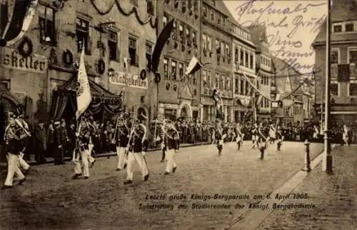 Ak Freiberg in Sachsen, Obermarkt, Parade der Bergleute vor Sr. Majestät dem König von Sachsen