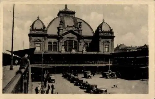 Ak Plzeň Pilsen Stadt, Bahnhof, Straßenseite