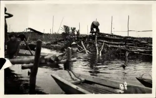 Foto Vietnam, Arbeiter stapeln Bäume, Boot