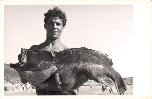 Foto Ak Mann mit gefangenem Fisch, Porträt