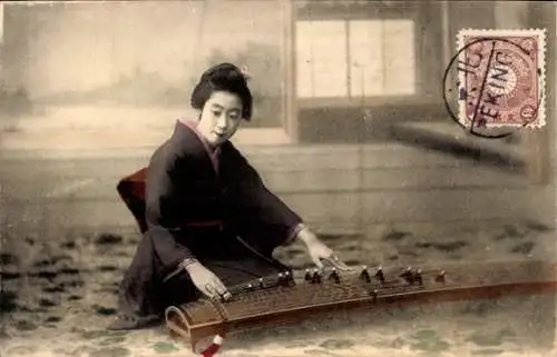 Ak Japan, Japanerin in Volkstracht, Musikinstrument